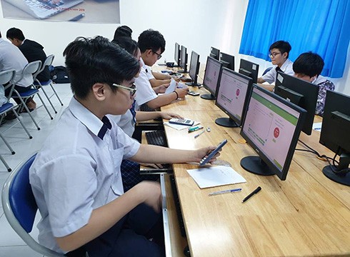Học sinh khối 12 Trường Nguyễn Du thích thú làm bài kiểm tra trực tuyến ngày 12/3 (ảnh: P.L)