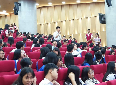 Học sinh lớp 12 đặt câu hỏi về ngành đào tạo của Trường Đại học quốc tế Hồng Bàng (ảnh: P.L)