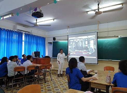 Một học sinh của khối 11 tham gia chương trình &quot;Một ngày làm giáo viên&quot; tại Trường Nguyễn Du (ảnh: P.L)