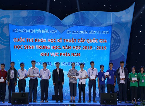 Phó Giáo sư Thái Bá Cần trao tặng tài trợ cho Hội thi Khoa học kỹ thuật cấp quốc gia (ảnh: NHG)
