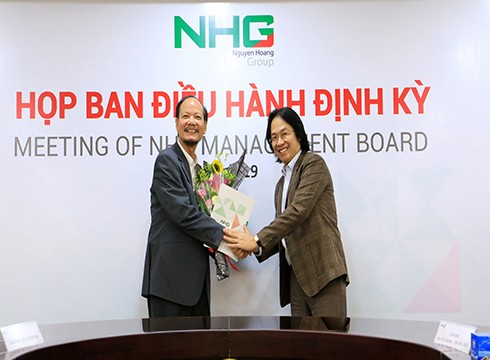 Tiến sĩ Trần Xuân Thảo (trái) và Chủ tịch Tập đoàn giáo dục Nguyễn Hoàng (ảnh: NHG)