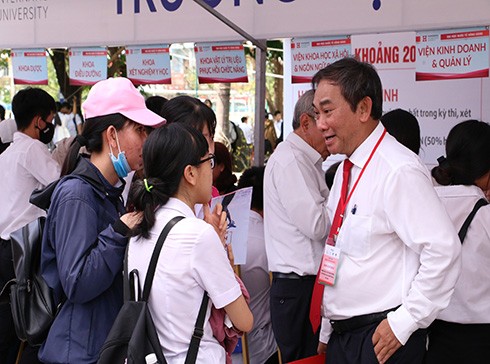 Phó Giáo sư Hồ Thanh Phong - Hiệu trưởng HIU trực tiếp trả lời các câu hỏi của học sinh về trường (ảnh: HIU)