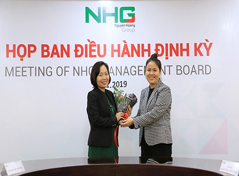 Thạc sĩ Trần Thị Kim Yến nhận hoa chúc mừng từ Ban lãnh đạo Tập đoàn giáo dục Nguyễn Hoàng (ảnh: NHG)
