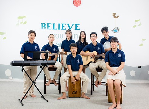 Học sinh Trường UKA trong giờ học môn Âm nhạc (ảnh: NHG)
