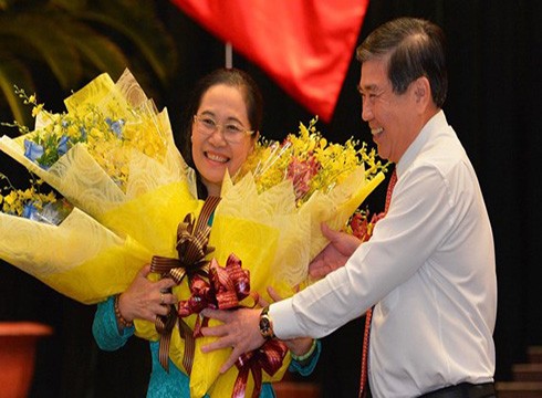 Chủ tịch Ủy ban nhân dân Thành phố Hồ Chí Minh tặng hoa cho tân Chủ tịch Hội đồng nhân dân (ảnh: SGGP)