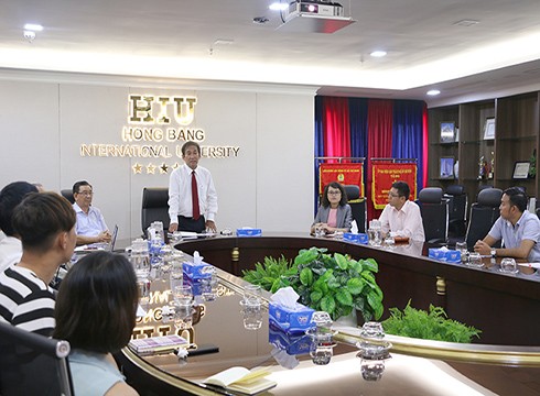 Phó Giáo sư Hồ Thanh Phong - Hiệu trưởng phát biểu tại lễ khai giảng khóa học Thạc sĩ Logistics (ảnh: HIU)