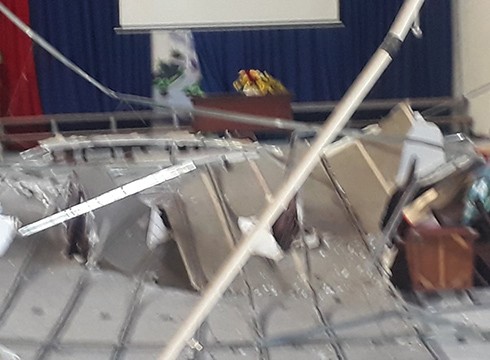 Các thanh sắt rớt xuống vương vãi bên trong hội trường (ảnh: CTV)