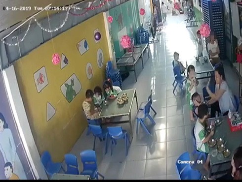 Cảnh tượng cô giáo Y. đánh trẻ mầm non ở nhóm trẻ Hoa Bách Hợp (ảnh chụp màn hình từ clip trên mạng xã hội)