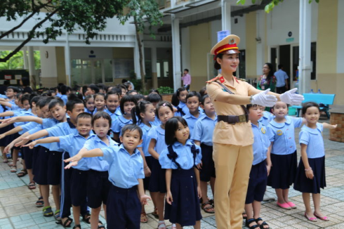 Cảnh sát giao thông tuyên truyền luật giao thông cho học sinh ở Thành phố Hồ Chí Minh (ảnh: csgt.vn)