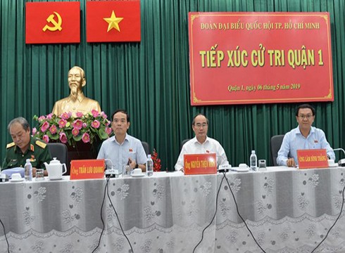 Bí thư Nguyễn Thiện Nhân và các đại biểu Quốc hội tiếp xúc với cử tri quận 1 (ảnh: SGGP)