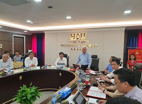 Phó Giáo sư Phan Thanh Bình phát biểu tại buổi tọa đàm ở Trường Đại học Quốc tế Hồng Bàng (ảnh: P.L)