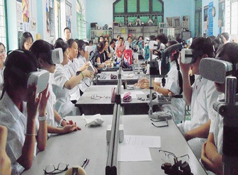 Phòng học STEM với kính thực tế ảo tại Trường trung học cơ sở Lê Quý Đôn, quận 3 (ảnh: SGGP)