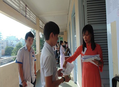 Thí sinh làm thủ tụ dự thi cho kỳ thi trung học phổ thông quốc gia (ảnh: SGGP)