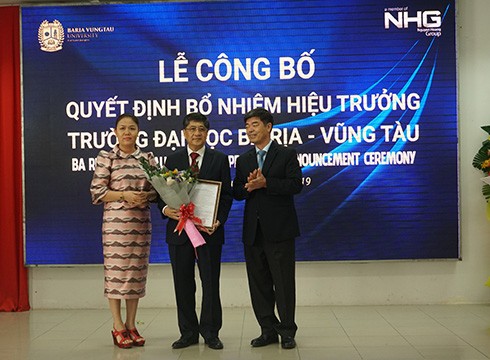 Lãnh đạo Tập đoàn Nguyễn Hoàng trao quyết định cho tân Hiệu trưởng Trường Đại học Bà Rịa - Vũng Tàu (ảnh: NHG)