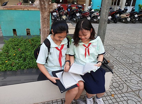 Các thí sinh cùng nhau trao đổi bài trước khi kỳ thi tuyển sinh vào lớp 10 bắt đầu (ảnh: P.L)