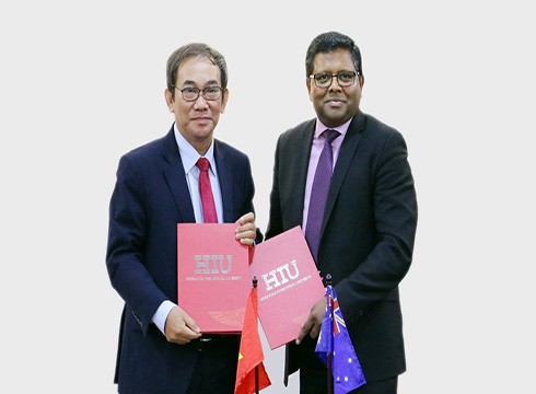Phó Giáo sư Hồ Thanh Phong - Hiệu trưởng HIU ký kết thỏa thuận hợp tác với Đại học Deakin, Úc (ảnh: HIU)
