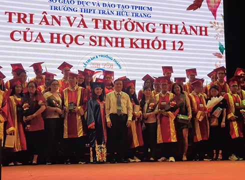Ban Giám hiệu Trường Trần Hữu Trang tặng quà cho học sinh của khối 12 của trường (ảnh: P.L)