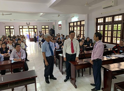 Thứ trưởng Bộ Giáo dục và Đào tạo Nguyễn Văn Phúc (giữa) kiểm tra một điểm thi ở Bà Rịa - Vũng Tàu (ảnh: A.T)