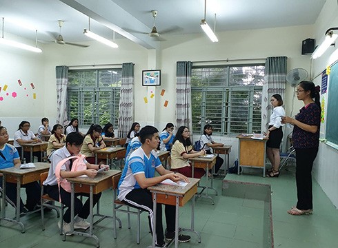 Thí sinh ở điểm thi Trường Phan Bội Châu nghe phổ biến quy chế thi (ảnh: P.L)