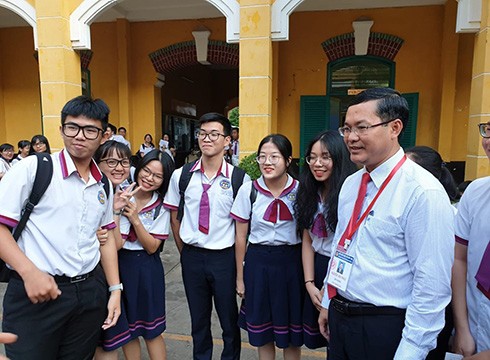 Thứ trưởng Nguyễn Văn Phúc động viên, dặn dò thí sinh ở điểm thi Trường Trưng Vương (ảnh: P.L)