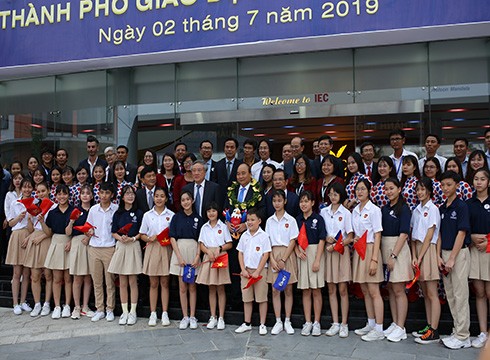 Thủ tướng và đông đảo học sinh, giáo viên tại IEC Quảng Ngãi (ảnh: NHG)
