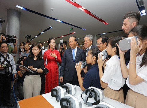 Thủ tướng Nguyễn Xuân Phúc xem học sinh tương tác trực quan sinh động bằng kính ảo VR (ảnh: NHG)