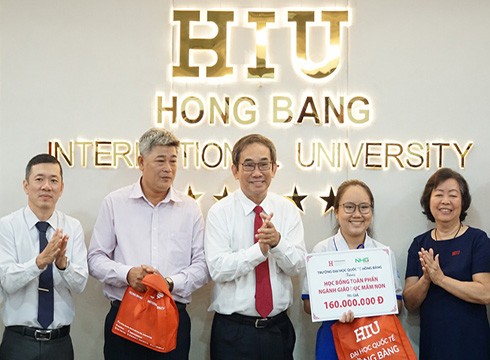 Phó Giáo sư Hồ Thanh Phong - Hiệu trưởng trao tặng học bổng cho em Hoài Phương (ảnh: CTV)