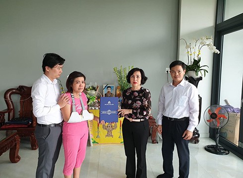 Giáo sư Mai Hồng Guỳ, Hiệu trưởng trao bằng tốt nghiệp cho bà Liên, mẹ sinh viên Nguyên (ảnh: P.L)