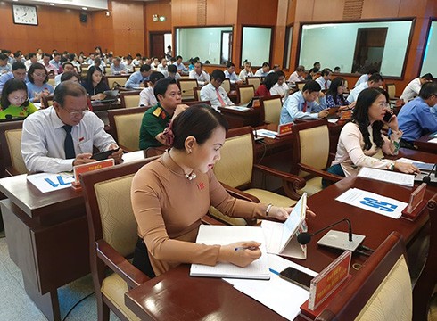 Đại biểu Hội đồng nhân dân Thành phố Hồ Chí Minh dự kỳ họp, đọc tài liệu qua ứng dụng trên Ipad (ảnh: P.L)