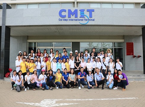 Sinh viên ngành logistics của BVU thăm Cảng quốc tế Cái Mép (ảnh: BVU)