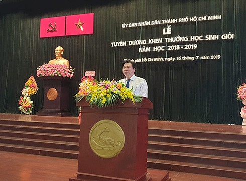 Thứ trưởng Bộ Giáo dục và Đào tạo Nguyễn Hữu Độ phát biểu tại buổi lễ (ảnh: P.L)