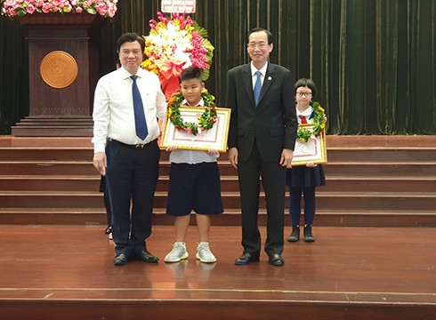 Thứ trưởng Nguyễn Hữu Độ và lãnh đạo thành phố trao tặng bằng khen cho học sinh đạt giải quốc tế (ảnh: P.L)