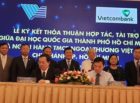 Lễ ký kết tài trợ của các doanh nghiệp cho Quỹ phát triển Đại học Quốc gia Thành phố Hồ Chí Minh (ảnh: P.L)