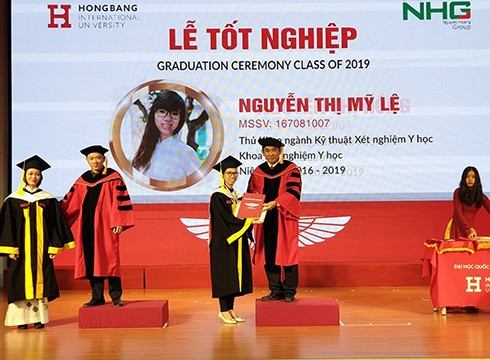 Trường Đại học Quốc tế Hồng Bàng trao bằng tốt nghiệp cho các thủ khoa, á khoa (ảnh: P.L)