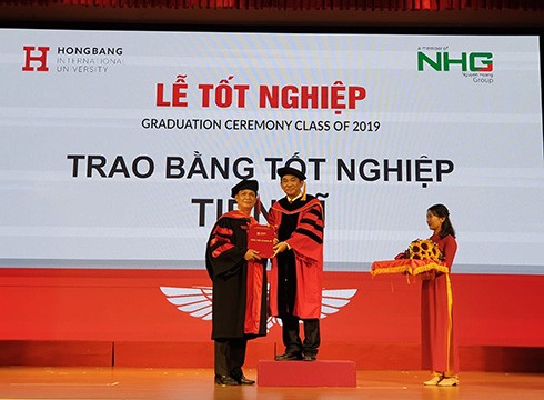 Phó Giáo sư Hồ Thanh Phong, Hiệu trưởng Trường HIU trao bằng tiến sĩ cho ông Phan Thanh Long (ảnh: P.L)