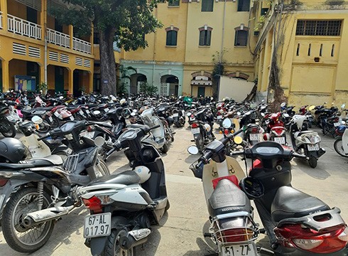Bãi giữ xe của rất nhiều trường học ở Sài Gòn giữ xe trên 50 phân khối của học sinh (ảnh: P.L)