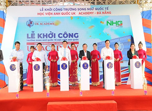 Các đại biểu tham dự nhấn nút khởi công UKA tại Đà Nẵng (ảnh: NHG)