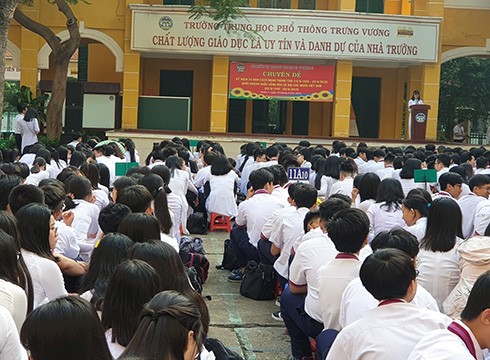 Học sinh Trường Trưng Vương sinh hoạt chuyên đề trong ngày đầu tiên tựu trường (ảnh: P.L)