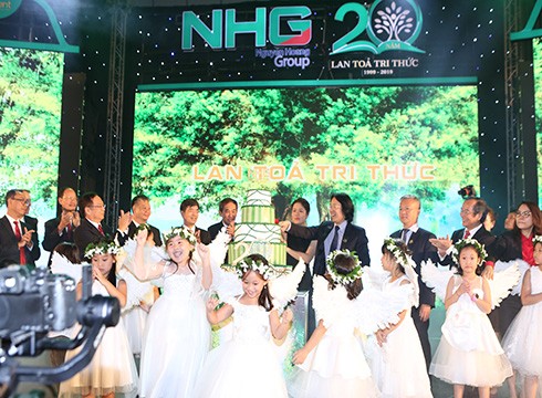 Cắt bánh nhân kỷ niệm 20 năm ngày thành lập Tập đoàn giáo dục Nguyễn Hoàng (ảnh: NHG)