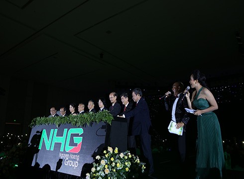 Lãnh đạo Tập đoàn Nguyễn Hoàng thắp sáng cây tri thức nhân kỷ niệm 20 năm thành lập (ảnh: NHG)