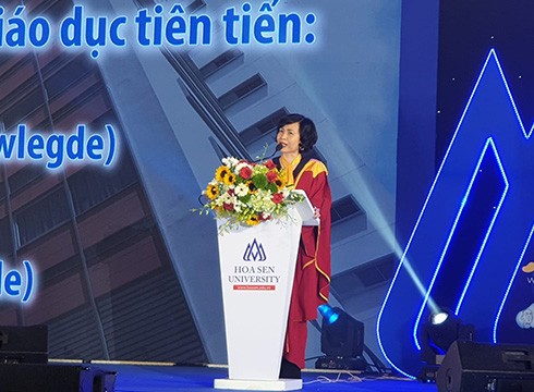 Giáo sư Mai Hồng Quỳ, Hiệu trưởng Trường Đại học Hoa Sen đọc diễn văn tại lễ khai giảng (ảnh: P.L)