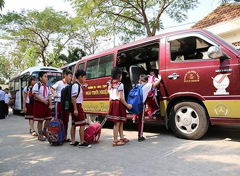 Học sinh ở Sài Gòn đến trường bằng xe đưa đón của nhà trường (ảnh: SGGP)