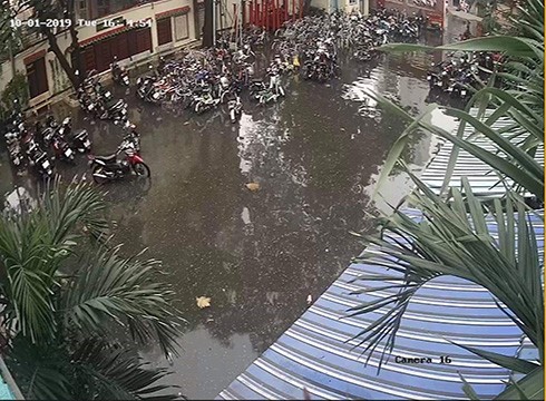 Cảnh tượng sân trường của trường Trần Hữu Trang ngập sau cơn mưa chiều ngày 1/10 (ảnh: CTV)