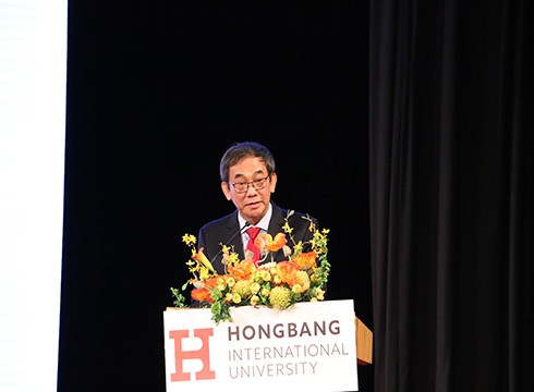 Phó Giáo sư Hồ Thanh Phong - Hiệu trưởng phát biểu tại lễ khai giảng năm học mới (ảnh: HIU)