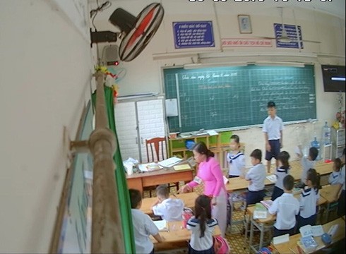 Một hành động bạo lực của cô giáo H. đối với học sinh của lớp 2/11 (ảnh cắt từ video clip)