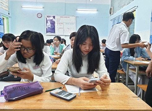 Học sinh của trường Trần Hữu Trang hứng thú, say mê làm bài kiểm tra bằng hình thức mới (ảnh: P.L)