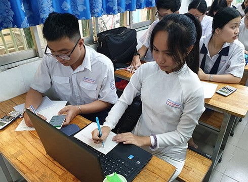 Học sinh sẽ sử dụng điện thoại thông minh, laptop vào mạng internet làm bài kiểm tra giữa học kỳ (ảnh: P.L)