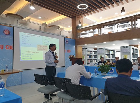 Phó Giáo sư Nguyễn Xuân Hoàn phát biểu tại hội thảo ở Trường Đại học HUFI (ảnh: P.L)