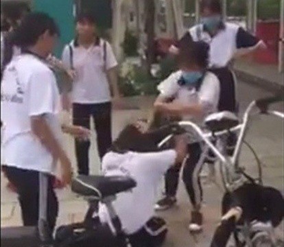 Nữ sinh bị bạn túm tóc, đánh tới tấp ở tỉnh Bình Dương (ảnh cắt từ video clip)