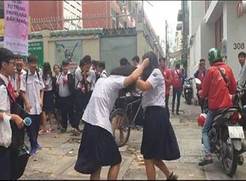 Hai nữ sinh trường Hoàng Văn Thụ túm tóc, ẩu đả với nhau trước cổng trường (ảnh cắt từ video clip)